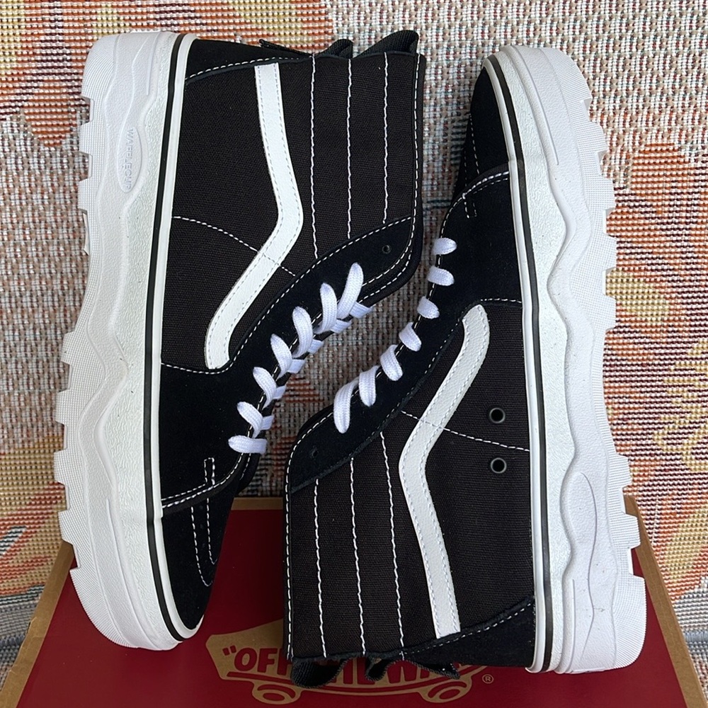 Vans Men’s Sentry Sk8-Hi
Black/White
VN0A5KY5BA2
Sneakers - Picture 16 of 16